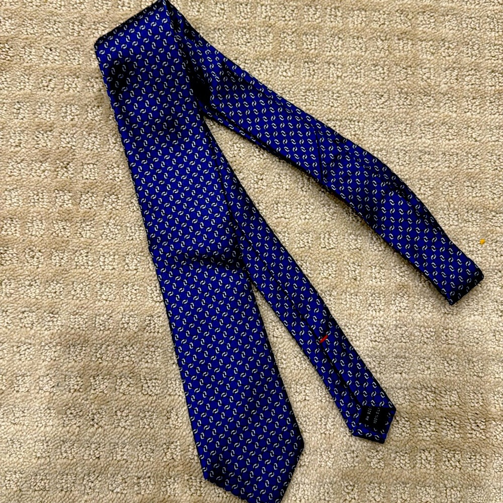 RED brand- saks for the avenue. Blue 100% silk tie with print.